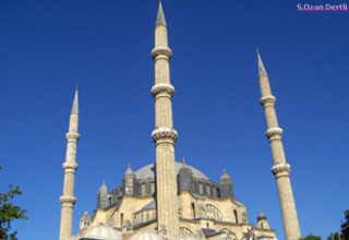 Üç Şeristanbulli Cami
